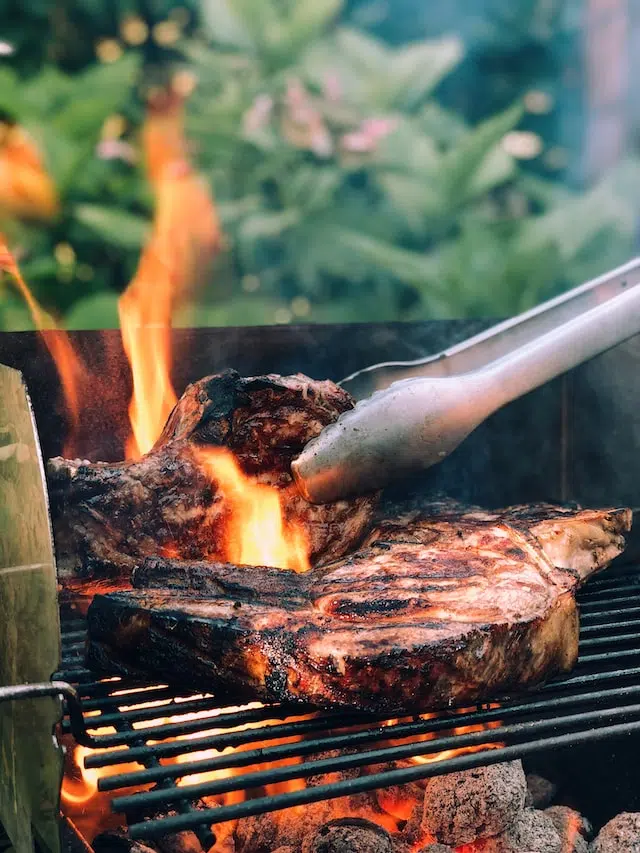 THE BEST WAY TO CLEAN A CHARCOAL GRILL